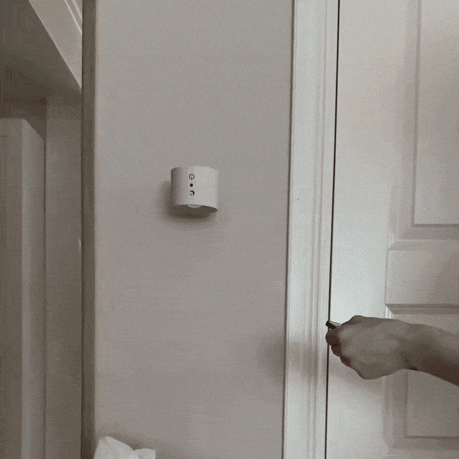 Wireless LED wall light with remote control